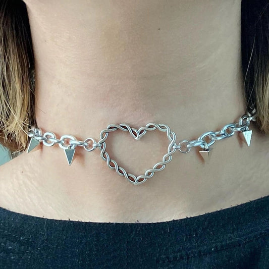 Bramble conical heart choker chain with small rivets