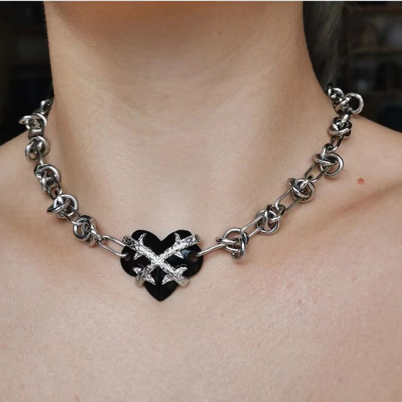 Knotting chain stereoscopic thorn heart pendant necklace